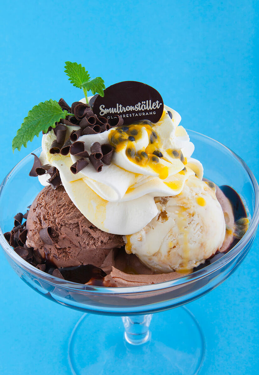 Vanilj-, choklad- och gräddkolaglass med chokladmousse. Toppad med grädde, passionsfrukt och choklad.